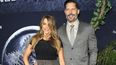  La actriz colombiana Sofía Vergara y el actor estadounidense Joe Mangianello posan para los fotógrafos a su llegada al estreno mundial de la película Jurassic World en el Dolby Theatre de Los Ángeles (Estados Unidos), la noche del 9 de junio de 2015