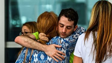 Los familiares y residentes de Champlain Towers South se saludan afuera del Town of Surfside Community Center en Surfside, al norte de Miami Beach.