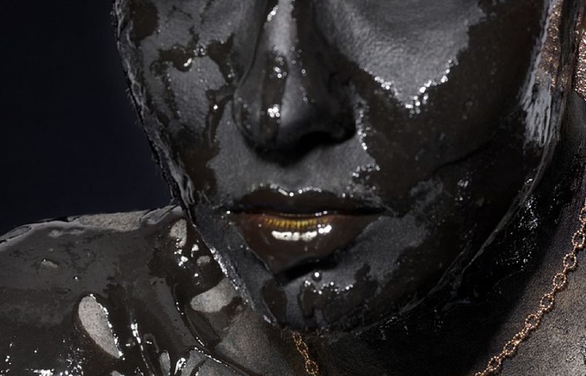 Empleada se pinta el rostro de negro en EEUU en protesta por vacuna obligatoria (Foto referencial)