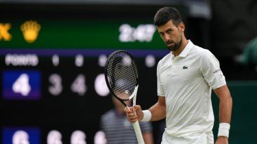 El serbio Novak Djokovic celebra después de vencer al italiano Jannik Sinner en la semifinal varonil de Wimbledon, el viernes 14 de julio de 2023, en Londres.&nbsp;