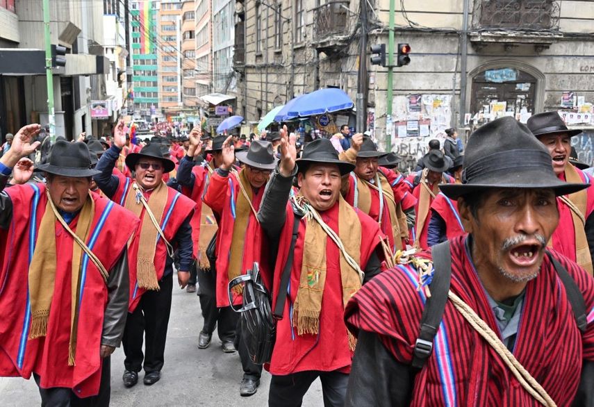 Indígenas del sindicato Ponchos Rojos marchan durante una protesta para exigir al gobierno del presidente boliviano Luis Arce una solución a la falta de dólares y la escasez de combustible en La Paz el 19 de marzo de 2025.&nbsp;