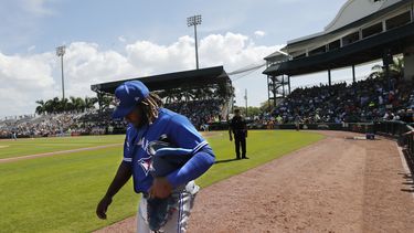 El tercera base Vladimir Guerrero Jr. de los Azulejos de Toronto se retira del terreno durante un juego de pretemporada contra los Piratas de Pittsburgh, el jueves 12 de marzo de 2020, en Bradenton, Florida.&nbsp;