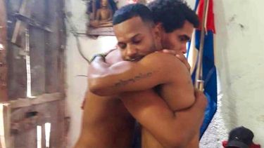 Abrazo entre Luis Manuel Otero Alcántara y Maykel Castillo.