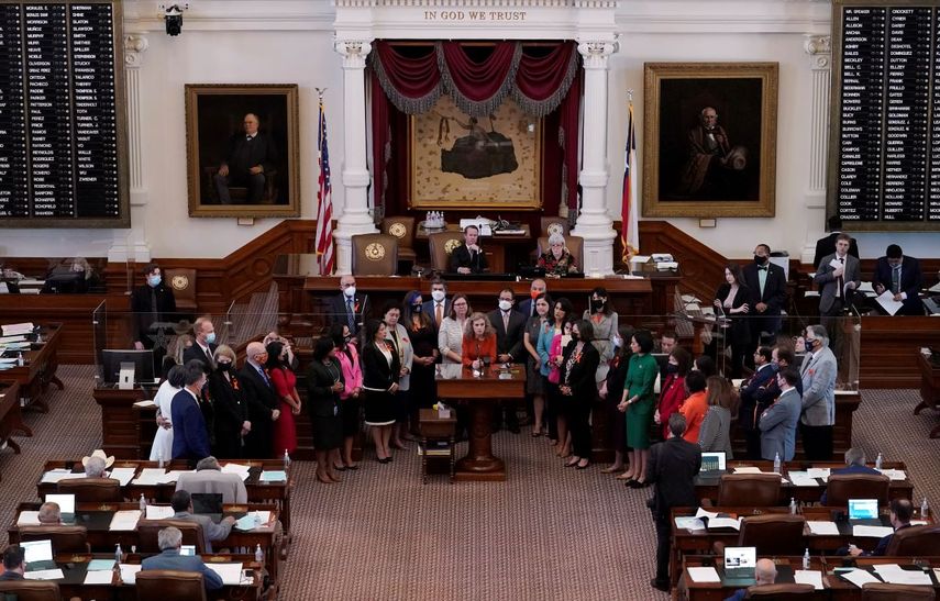 La representante demócrata Donna Howard (al centro) habla de pie junto a sus colegas el miércoles 5 de mayo de 2021 en la Cámara de Representantes de Texas, en Austin.