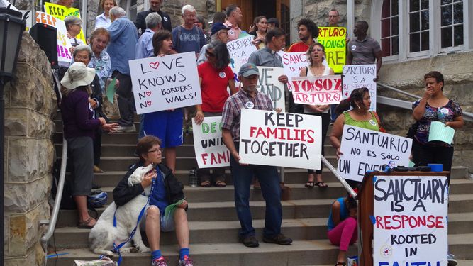 Varias personas sostienen pancartas contra la separación de familias en EEUU.&nbsp;