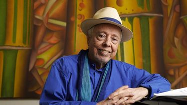 El músico brasileño Sergio Mendes posa para un retrato en su casa en Los Ángeles, el 18 de mayo de 2021.&nbsp;