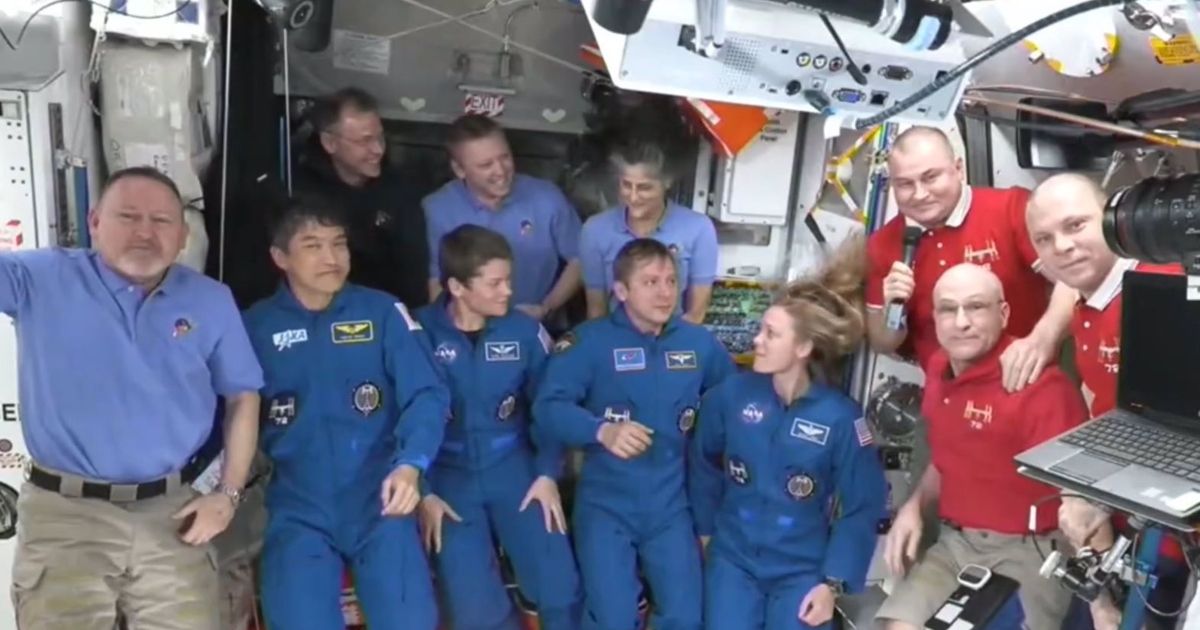 Los astronautas varados de la NASA reciben la nave para volver a la Tierra