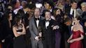 Jason Sudeikis, centro, y el elenco y equipo de producción de Ted Lasso reciben el Emmy a mejor serie de comedia en la 74a entrega de los Premios Emmy el lunes 12 de septiembre de 2022 en el Teatro Microsoft en Los Angeles. 