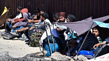 Migrantes de países como Turquía, Jordania, Guatemala, Nicaragua, China e India, que ingresaron ilegalmente a Estados Unidos por Jacumba Hot Springs, California, esperan ser atendidos por agentes de Aduanas y Patrulla Fronteriza.