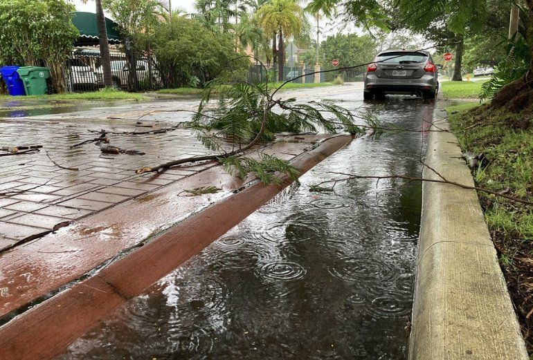 Fuertes lluvias ocasionan inundaciones en MiamiDade y Broward