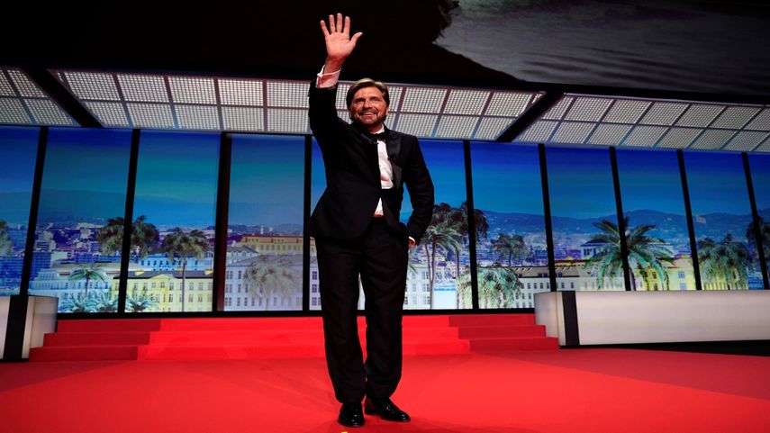 El director de cine sueco y presidente del jurado de la 76° Festival de Cine de Cannes Ruben Ostlund saluda cuando llega al escenario durante la ceremonia de apertura el 16 de mayo de 2023.