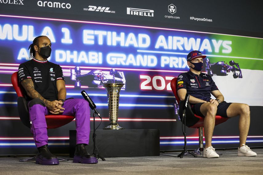 Max Verstappen y Lewis Hamilton durante la ronda de preguntas y repuestas de la rueda de prensa