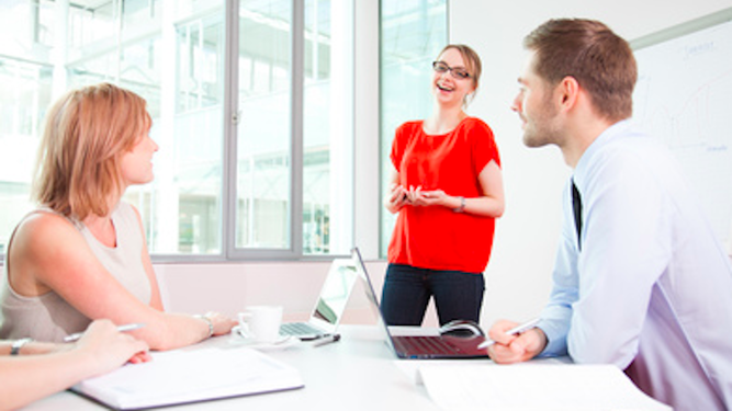 Si el trabajo en equipo funciona, es un alivio para todos, especialmente en tiempos estresantes. Si hay problemas, se retrasa todo el proceso.