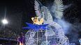 Un miembro de la escuela de samba Beija Flor se presenta durante la segunda noche del desfile del Carnaval de Río en el Sambódromo Marqués de Sapucai en Río de Janeiro, Brasil, el 21 de febrero de 2023.