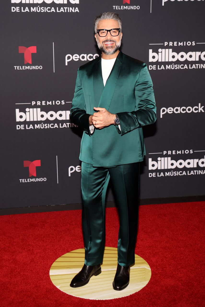 El actor mexicano Jaime Camil, quien tendrá la tarea de presentar la ceremonia de los Latin Billboard junto a Kate del Castillo, posa en la alfombra roja del evento musical en el Watsco Center, Florida.