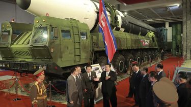 En esta imagen de archivo, distribuida por el gobierno de Corea del Norte, el líder norcoreano, Kim Jong Un (centro), habla delante de lo que, según el país, es un misil balístico intercontinental, en una muestra de armas en Pyongyang, Corea del Norte, el 11 de octubre de 2021.&nbsp;
