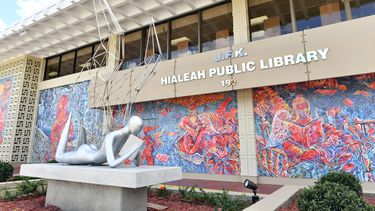 Vista parcial d ela fachada de la biblioteca.