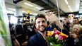 El cantante holandés Duncan Laurence fue recibido por cientos de admiradores a su llegada al aeropuerto de Schiphol, en la capital holandesa.