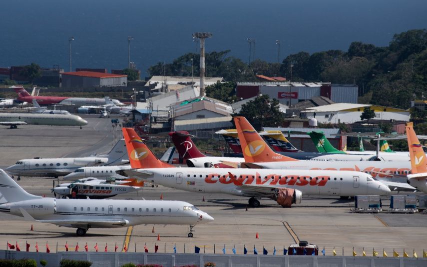 Aviones comerciales de diferentes aerolíneas y jets privados se posan en la pista del Aeropuerto Internacional Simón Bolívar, en Maiquetía, Estado Vargas, Venezuela, el 15 de diciembre de 2020.&nbsp;