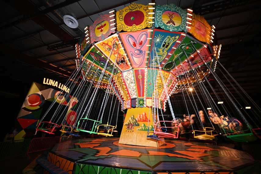 El columpio pintado de Kenny Scharf en movimiento en el parque Luna Luna: Forgotten Fantasy, el 22 de diciembre de 2023 en Los Ángeles, California.&nbsp;