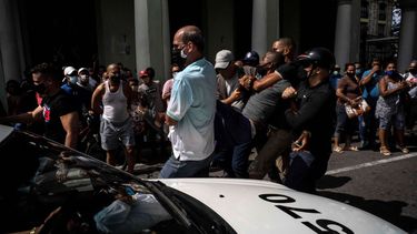 La policía detiene a un manifestante antigubernamental durante una protesta en La Habana, Cuba.