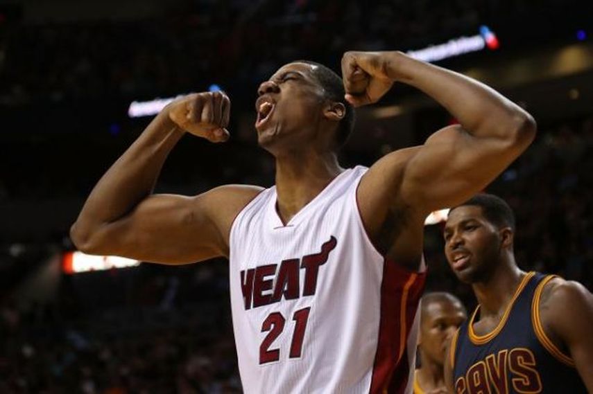 Hassan Whiteside jugó casi por completo el último cuarto en la victoria de Miami el domingo. (ARCHIVO)