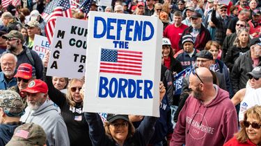 La gente asiste a una manifestación en Boston, Massachusetts, exigiendo a la administración de Joe Biden “cerrar la frontera”, el 4 de mayo de 2024. Cientos de personas asistieron a la manifestación que pedía el fin de los cruces fronterizos, las ciudades santuario, las viviendas para inmigrantes indocumentados y las políticas fronterizas de Biden. La manifestación también pidió ayudar a los veteranos antes que a los inmigrantes.