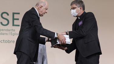 El presidente de la Comisión, Jean-Marc Sauvé (izquierda), entrega copias de su informe sobre abusos sexuales a menores en la Iglesia católica de Francia al presidente de la Conferencia Episcopal, Eric de Moulins-Beaufort, durante el acto de presentación del informe, el 5 de octubre de 2021, en París.&nbsp;