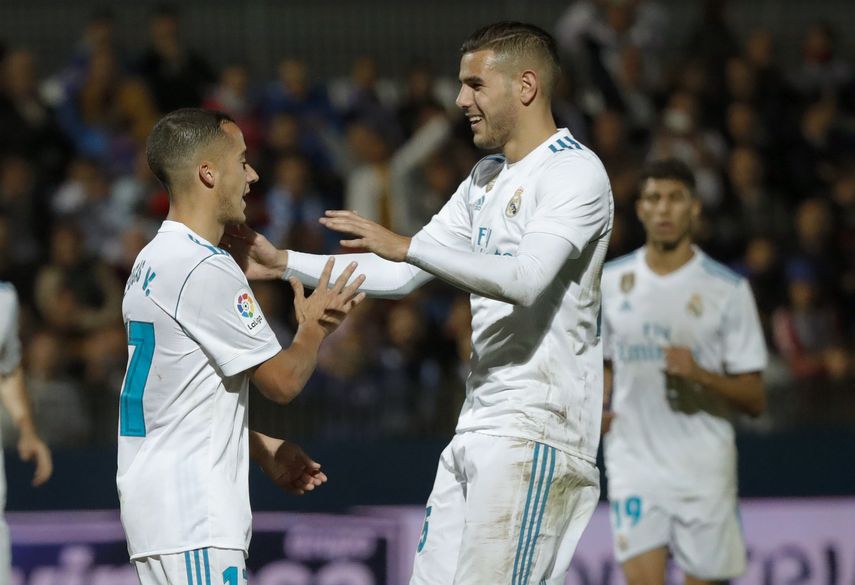 Lucas Vázquez (izquierda) y el francés Theo Hernández, celebran el segundo gol del Real Madrid.&nbsp;