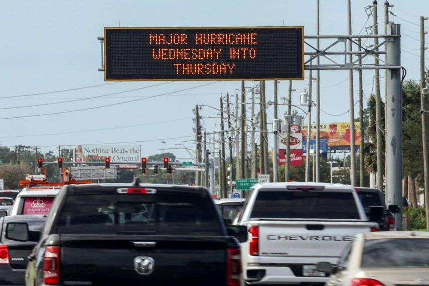 La señalización de la autopista anuncia la inminente llegada del huracán Milton y las zonas de evacuación el martes 8 de octubre de 2024, en Port Richey, Florida.