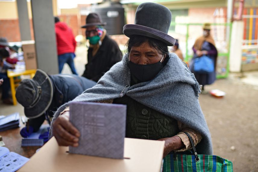 Una mujer deposita su voto en Bolivia, durante las controvertidas elecciones 2020.