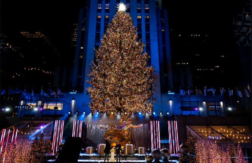 Más de 50.000 luces iluminan cada año el árbol de Navidad de Rockefeller Center, en Nueva York.