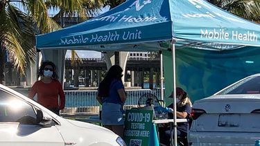 Una persona es atendida en el punto de pruebas COVID en Dan Paul Plaza, en el centro de Miami.
