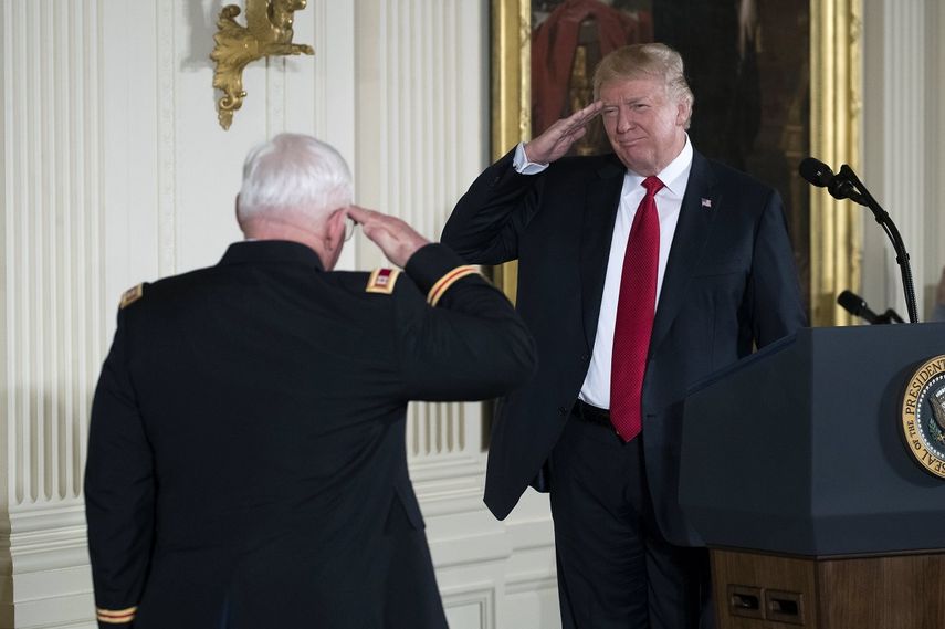 El presidente Donald Trump&nbsp;(d) saluda al capitán retirado del ejército de EEUU Gary M. Rose (i) antes de condecorarlo con la Medalla de Honor este lunes 23 de octubre de 2017, en Washington.&nbsp;