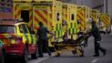 Paramédicos empujan una camilla hacia una fila de ambulancias en el exterior del Royal London Hospital en la zona de Whitechapel, al este de Londres, el 6 de enero de 2022. 