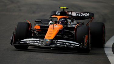 El británico Lando Norris de McLaren maniobra su auto en la tercera sesión de práctica el sábado 21 de septiembre del 2024 antes del Gran Premio de Singapur.&nbsp;