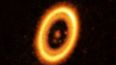 Esta imagen, tomada con el conjunto de telescopios Atacama Large Millimeter/submillimeter Array (ALMA), muestra el joven sistema planetario PDS, situado a casi 400 años luz de la Tierra.