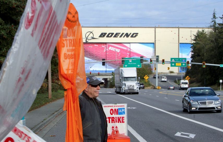 Un manifestante en medio de la huelga de Boeing, en Everett, Washington.