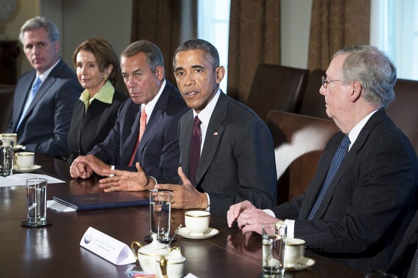 Barack Obama (d) junto con John Boehner (c) y Nancy Pelosi (i) durante el encuentro de líderes de ambas cámaras celebrado en La Casa Blanca en Washington. (EFE)