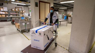 Un trabajador de la salud traslada parte de un embarque de la vacuna de Pfizer y BioNTech contra el COVID-19 en el hospital UZ Leuven en Lovaina, Bélgica, el sábado 26 de diciembre de 2020.&nbsp;