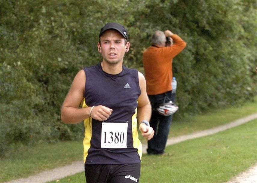 Fotografía facilitada de Andreas Lubitz, copilto del vuelo 4U9525 de Germanwings, mientras participa en una carrera durante el Aerportrace en Hamburgo (Alemania) el 13 de septiembre de 2009. (EFE)