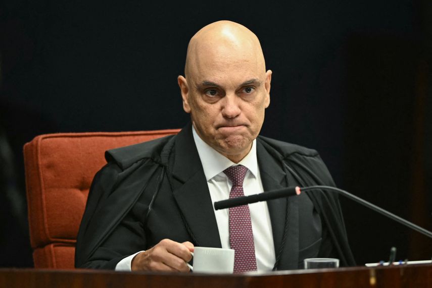 El ministro del Supremo Tribunal Federal (STF) de Brasil, Alexandre de Moraes, hace un gesto durante la sesión de votación para condenar o absolver al expresidente Jair Bolsonaro&nbsp;
