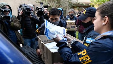 La policía de Argentina durante un allanamiento judicial en el Hotel Plaza Central.