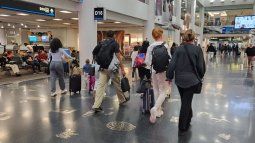 Viajeros en uno de los pasillos centrales del Aeropuerto Internacional de Miami. Viajeros en uno de los pasillos centrales del Aeropuerto Internacional de Miami.