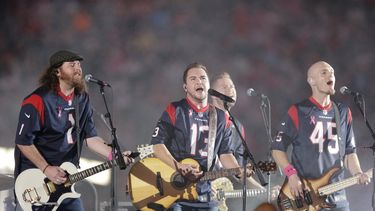 En esta foto del nueve de octubre de 2014, The Eli Young Band toca&nbsp;en el medio tiempo de un partido de la NFL en Houston. La banda, dar&aacute; una serie de conciertos en junio.&nbsp;