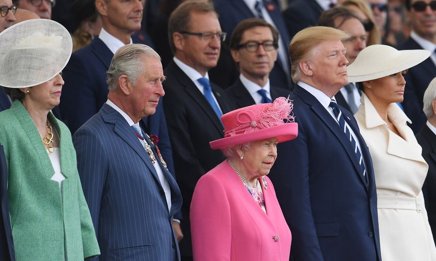 &nbsp;La primera ministra Theresa May, el príncipe Carlos de Inglaterra, la reina Isabel II, el presidente de los EEUU Donald&nbsp;Trump&nbsp;y su mujer, Melania, asisten a la ceremonia de conmemoración por el 75º aniversario del desembarco de Normandía en Portsmouth, Reino Unido, este miércoles.&nbsp;