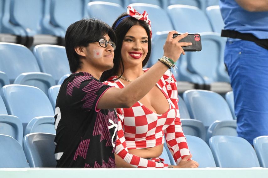 La influencer y modelo croata Ivana Knoll posa para sefies con un seguidor de Japón antes del inicio del partido de fútbol de octavos de final de la Copa Mundial de Qatar 2022 entre Japón y Croacia en el estadio Al-Janoub en Al-Wakrah, al sur de Doha el 5 de diciembre de 2022.