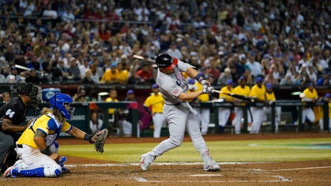 El pelotero de Estados Unidos Mike Trout pega un sencillo de dos carreras contra Colombia en su quinto partido del Clásico Mundial de béisbol en Phoenix, el miércoles 15 de marzo de 2023.&nbsp;