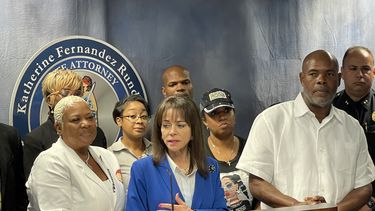 Katherine Fernández Rundle, fiscal federal estatal de Miami -Dade junto a los padres y familiares de Laurance Webb.