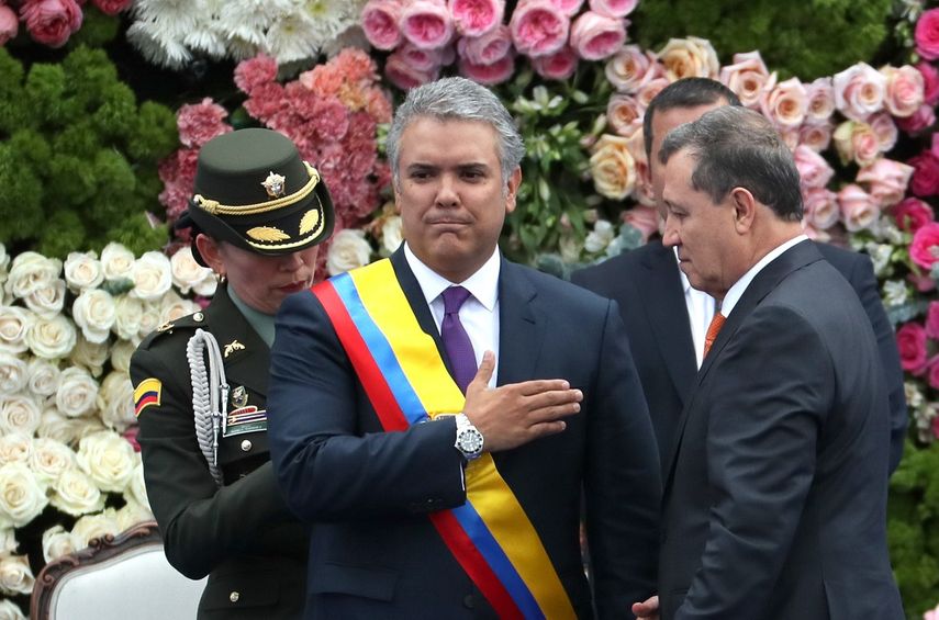 El presidente de Colombia, Iván Duque, lleva la banda presidencial que le fuera impuesta por Ernesto Macías (d), presidente del Senado.